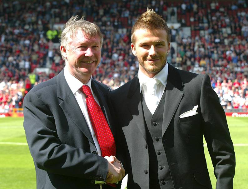 Maggio 2002: David Beckham e Alex Ferguson dopo la firma del nuovo contratto (Epa)